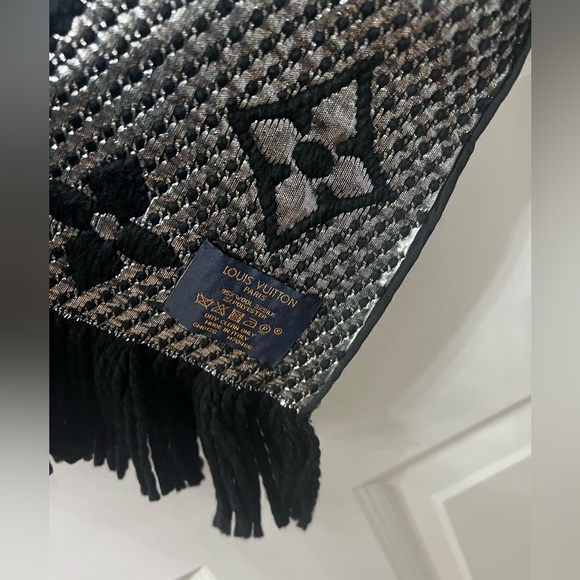 Louis vuitton black silver logomania shine monogram scarf wrap - Picture 4 of 4